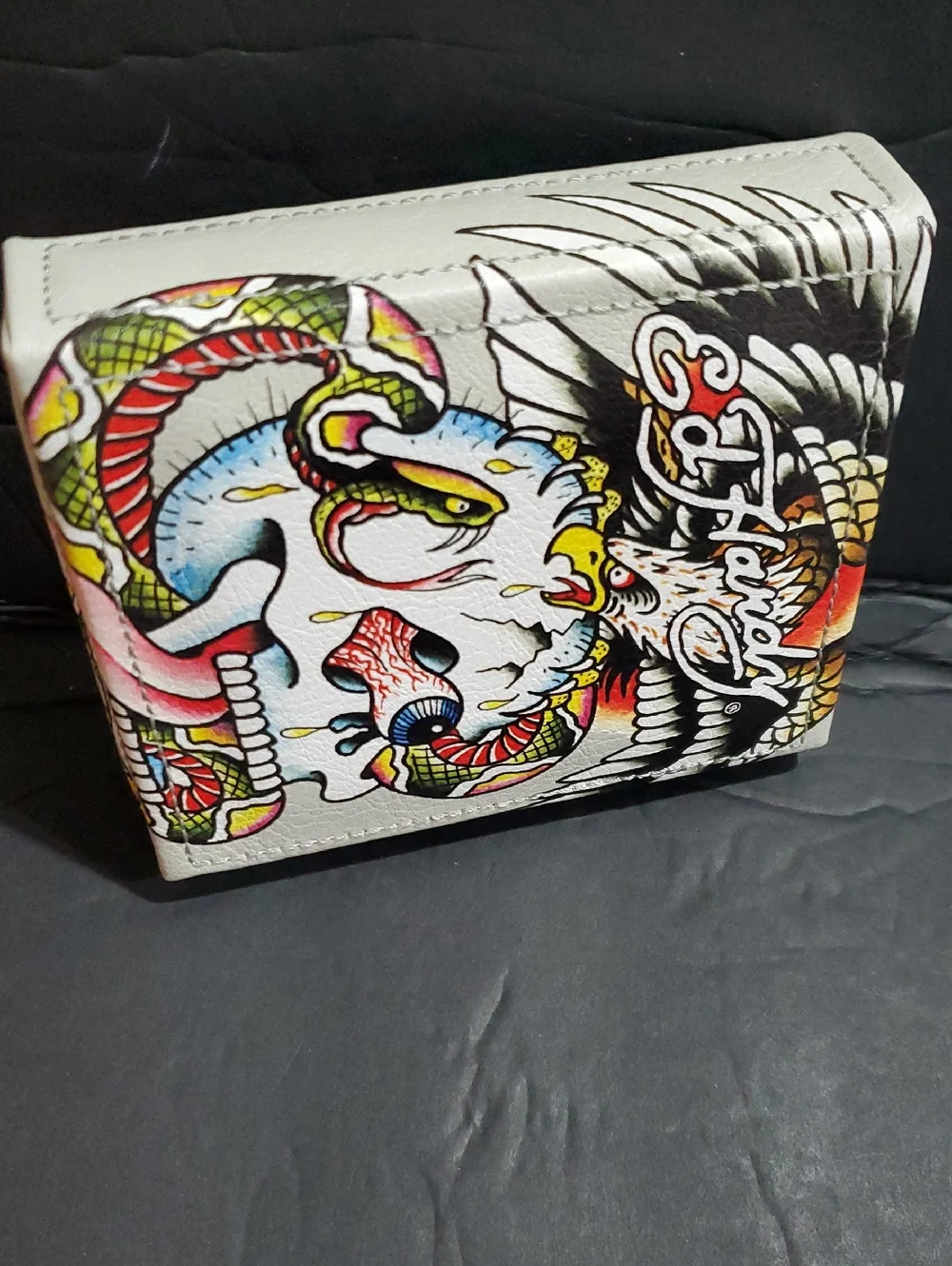Ed Hardy white bifold wallet with Ed hardy‎ graphic pu covered padded valet tray